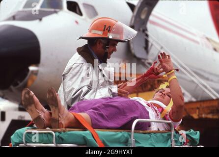 Austin, Texas, USA,1990: Ersthelfer üben ihre medizinischen Fähigkeiten im Notfall und ihre Reaktionsfähigkeit während einer Scheinübung auf dem Flughafen von Austin. ©Bob Daemmrich Stockfoto