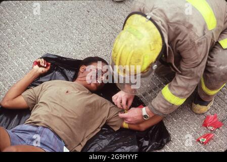 Austin, Texas, USA,1990: Ersthelfer üben ihre medizinischen Fähigkeiten im Notfall und ihre Reaktionsfähigkeit während einer Scheinübung auf dem Flughafen von Austin. ©Bob Daemmrich Stockfoto