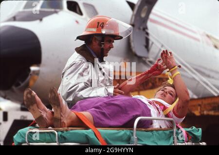 Austin, Texas, USA,1990: Ersthelfer üben ihre medizinischen Fähigkeiten im Notfall und ihre Reaktionsfähigkeit während einer Scheinübung auf dem Flughafen von Austin. ©Bob Daemmrich Stockfoto