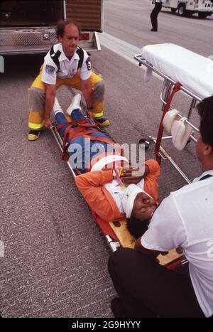 Austin, Texas, USA,1990: Ersthelfer üben ihre medizinischen Fähigkeiten im Notfall und ihre Reaktionsfähigkeit während einer Scheinübung auf dem Flughafen von Austin. ©Bob Daemmrich Stockfoto