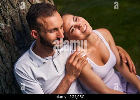 Romantisches Paar genießt sich gegenseitig Gesellschaft im Freien Stockfoto
