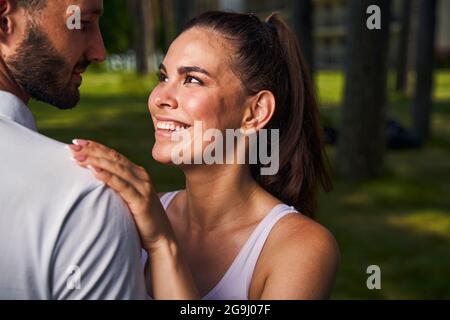 Liebevolle Frau bewundert ihren niedlichen jungen Freund Stockfoto