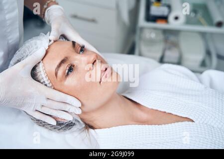 Nahaufnahme der weiblichen Hände bei der Massage Stockfoto