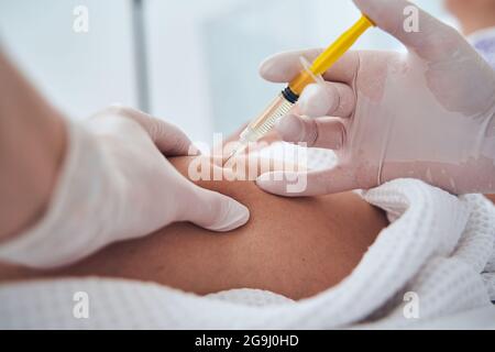 Nahaufnahme eines Kosmetikers, der eine Beauty-Aufnahme macht Stockfoto