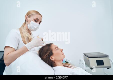 Kompetente medizinische Mitarbeiter, die Kurs der Mesotherapie Stockfoto