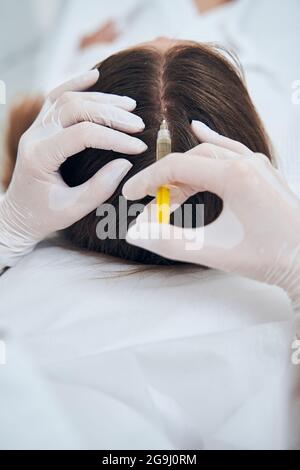 Fokussiertes Foto auf Doktor, der Injektion für Schönheit tut Stockfoto