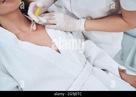Nahaufnahme einer Frau, die Schönheitsverfahren macht Stockfoto