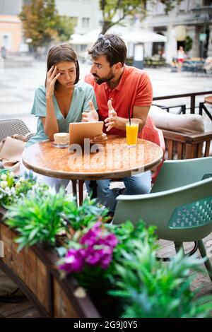 Junges Paar, das im Café streitet. Menschen, Betrug, Konflikt, Beziehungsprobleme Konzept. Stockfoto