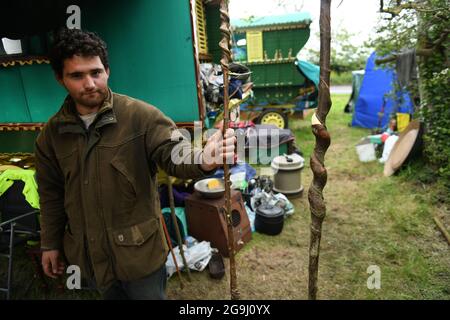 Romany Reisender, die natürlich verdreht Stick in einen Walking Stick Großbritannien UK. Skills Handwerk Handwerk ländlichen Reisenden Junge Mann männlich Stockfoto