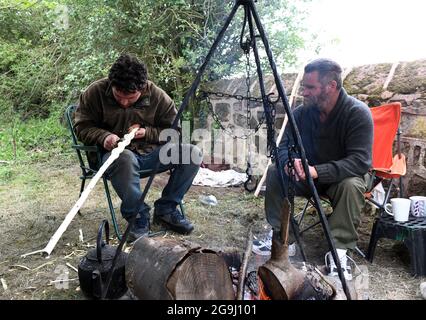 Romany Reisender, die natürlich verdreht Stick in einen Walking Stick Großbritannien UK. Skills Handwerk Handwerk ländlichen Reisenden Junge Mann männlich Stockfoto