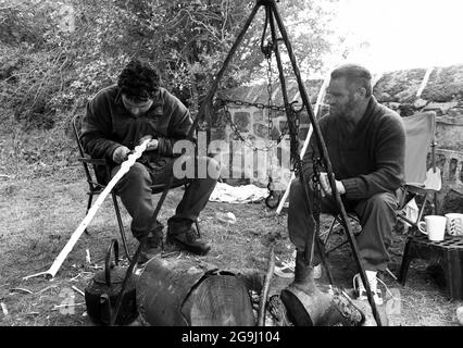 Romany Reisender, die natürlich verdreht Stick in einen Walking Stick Großbritannien UK. Skills Handwerk Handwerk ländlichen Reisenden Junge Mann männlich Stockfoto