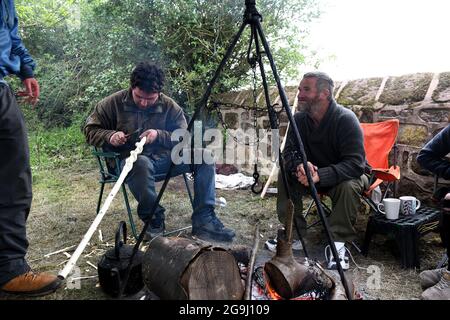 Romany Reisender, die natürlich verdreht Stick in einen Walking Stick Großbritannien UK. Skills Handwerk Handwerk ländlichen Reisenden Junge Mann männlich Stockfoto