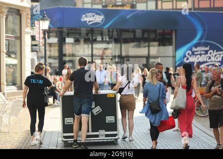 Wernigerode, Deutschland. Juli 2021. Helfer demontieren die Sets für die bekannte RTL-Castingshow 'Deutschland sucht den Superstar' DSDS. Quelle: Matthias Bein/dpa-Zentralbild/ZB/dpa/Alamy Live News Stockfoto