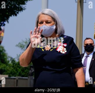 Ottawa, Kanada. Juli 2021. Die neu ernannte kanadische Generalgouverneurin Mary Simon besucht das Canadian war Memorial, ein Teil ihrer Amtseinführung, da sie offiziell als 30. Generalgouverneurin vereidigt wird. Die Inuk-Führerin die erste indigene Person hat die Rolle in Kanada inne, winkt der Menge zu, die ihr gratuliert hat. Kredit: Meanderingemu/Alamy Live Nachrichten Stockfoto