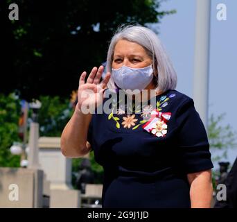 Ottawa, Kanada. Juli 2021. Die neu ernannte kanadische Generalgouverneurin Mary Simon besucht das Canadian war Memorial, ein Teil ihrer Amtseinführung, da sie offiziell als 30. Generalgouverneurin vereidigt wird. Die Inuk-Führerin die erste indigene Person hat die Rolle in Kanada inne, winkt der Menge zu, die ihr gratuliert hat. Kredit: Meanderingemu/Alamy Live Nachrichten Stockfoto