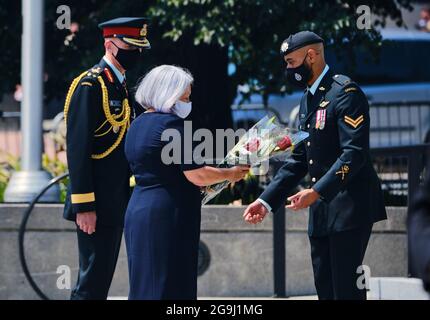 Ottawa, Kanada. Juli 2021. Die neu ernannte kanadische Generalgouverneurin Mary Simon besucht das Canadian war Memorial, ein Teil ihrer Amtseinführung, da sie offiziell als 30. Generalgouverneurin vereidigt wird. Der Anführer der Inuk wird als neuer Repräsentant der Königin in Kanada fungieren und damit zum ersten Mal eine indigene Person in Kanada diese Rolle übernommen hat. Kredit: Meanderingemu/Alamy Live Nachrichten Stockfoto