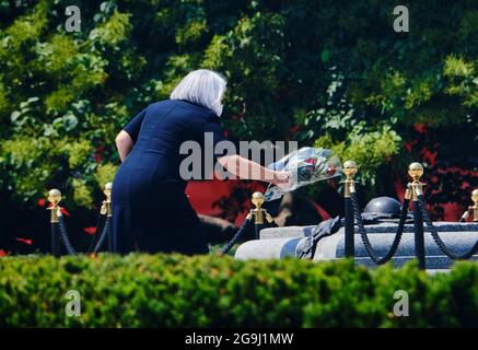 Ottawa, Kanada. Juli 2021. Die neu ernannte kanadische Generalgouverneurin Mary Simon besucht das Canadian war Memorial, ein Teil ihrer Amtseinführung, da sie offiziell als 30. Generalgouverneurin vereidigt wird. Der Anführer der Inuk wird als neuer Repräsentant der Königin in Kanada fungieren und damit zum ersten Mal eine indigene Person in Kanada diese Rolle übernommen hat. Kredit: Meanderingemu/Alamy Live Nachrichten Stockfoto