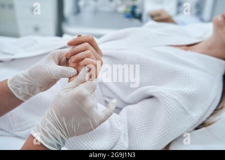 Nahaufnahme einer Frau, die eine Handmassage macht Stockfoto