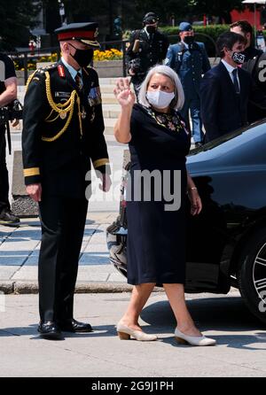 Ottawa, Kanada. Juli 2021. Die neu ernannte kanadische Generalgouverneurin Mary Simon besucht das Canadian war Memorial, ein Teil ihrer Amtseinführung, da sie offiziell als 30. Generalgouverneurin vereidigt wird. Die Inuk-Führerin die erste indigene Person hat die Rolle in Kanada inne, winkt der Menge zu, die ihr gratuliert hat. Kredit: Meanderingemu/Alamy Live Nachrichten Stockfoto