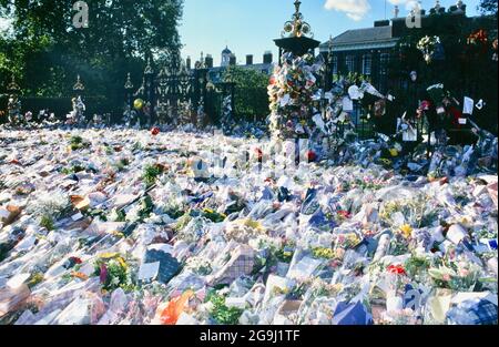 Blumenverehrungen für Prinzessin Diana nach ihrem Tod am 31.08.97, Kensington Palace, Kensington Gardens, London. VEREINIGTES KÖNIGREICH Stockfoto