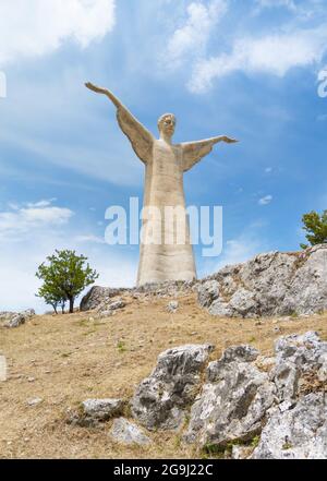 Maratea (Basilicata, Italien) - das farbenfrohe Küstendorf in Süditalien, Provinz Potenza, mit der Attraktion der riesigen Statue Christ Redentore Stockfoto