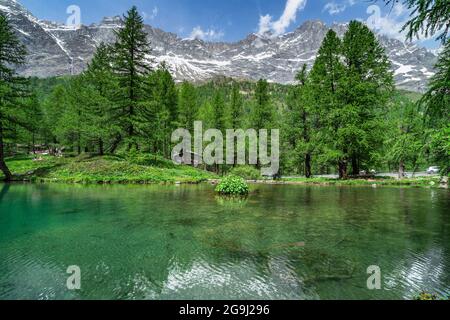 Der malerische Blaue See (Lago Blu), umgeben von einer wunderschönen alpinen Landschaft in der Nähe von Cervinia, Aostatal, Italien Stockfoto