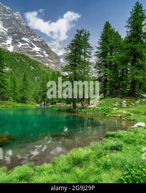 Der malerische Blaue See (Lago Blu), umgeben von einer wunderschönen alpinen Landschaft in der Nähe von Cervinia, Aostatal, Italien Stockfoto