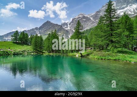 Der malerische Blaue See (Lago Blu), umgeben von einer wunderschönen alpinen Landschaft in der Nähe von Cervinia, Aostatal, Italien Stockfoto