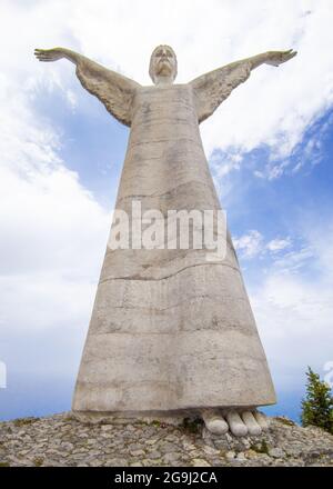 Maratea (Basilicata, Italien) - das farbenfrohe Küstendorf in Süditalien, Provinz Potenza, mit der Attraktion der riesigen Statue Christ Redentore Stockfoto