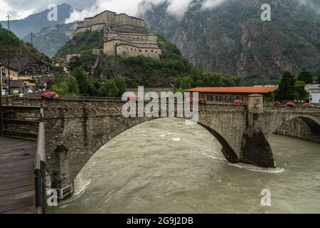 Blick auf das Bard Fort an einem bewölkten Tag. Die Festung Bard ist eines der berühmtesten Wahrzeichen des Aostatals in Italien Stockfoto