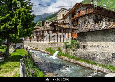 Chianale ist ein typisches alpines Dorf im Varaita-Tal inmitten der piemontesischen Alpen, Italien Stockfoto