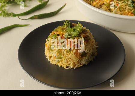 Gedämpfter Basmati-Reis, der mit einer halbtrockenen Soße aus Quark und Paprika geschwenkt wird. In Indien allgemein als Paneer Reis bekannt. Aufgenommen auf weißem Hintergrund Stockfoto