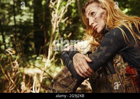 Nette weibliche Person, die in der Bodentruppen-Armee arbeitet Stockfoto