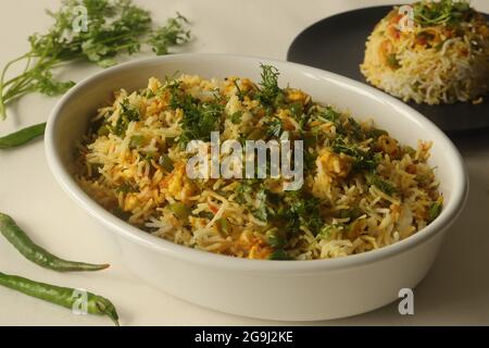 Gedämpfter Basmati-Reis, der mit einer halbtrockenen Soße aus Quark und Paprika geschwenkt wird. In Indien allgemein als Paneer Reis bekannt. Aufgenommen auf weißem Hintergrund Stockfoto