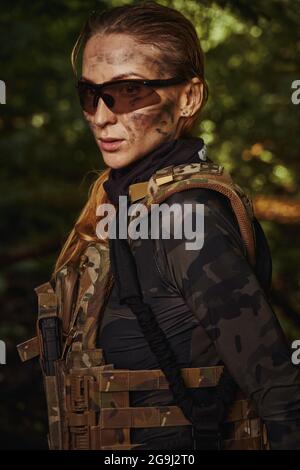 Frau macht körperliches Training im Wald Stockfoto