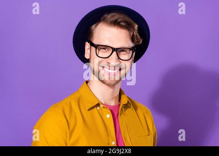 Foto von fröhlichen jungen positiven Mann Lächeln gute Laune tragen lässige Kleidung auf violetten Hintergrund isoliert Stockfoto