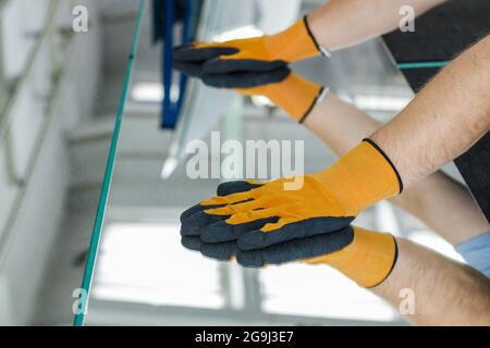 Schneiden der Spiegelscheibe auf einem speziellen Glastisch Stockfoto