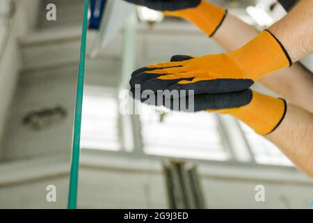 Schneiden der Spiegelscheibe auf einem speziellen Glastisch Stockfoto