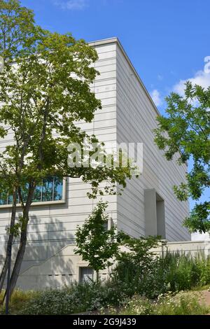 Weimar, Bauhaus-Museum, grüne Bäume, Wildblumen, Architekturbeschriftung an der modernen Fassade Stockfoto