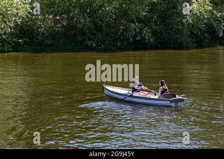 Chester, Cheshire, England - 2021. Juli: Zwei Personen in einem Ruderboot auf dem Fluss Dee. Stockfoto