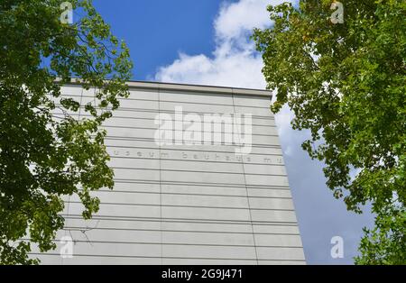 Weimar, Deutschland, Bauhaus Museumsarchitektur Inschrift an der modernen Fassade Stockfoto