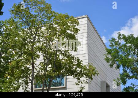 Weimar, Deutschland, Bauhaus Museumsarchitektur mit Bäumen und Inschrift an der Fassade Stockfoto