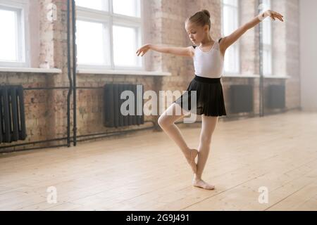 Kleine Ballerina beim Balletttraining im Studio tanzen lernen Stockfoto