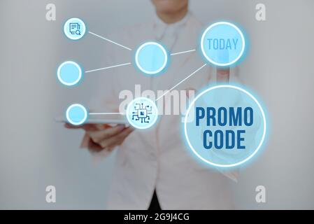 Inspiration mit Zeichen Aktionscode. Konzept bedeutet Buchstaben oder Zahlen, die einen Rabatt auf etwas Lady Holding Tablet Druck auf ermöglicht Stockfoto