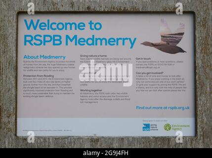 Willkommenstafel mit Text zum Naturschutzgebiet RSPB Medmerry. Stockfoto