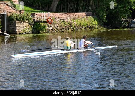 Chester, Cheshire, England - 2021. Juli: Zwei Ruderer trainieren auf dem Fluss Dee, der durch Chester verläuft. Stockfoto