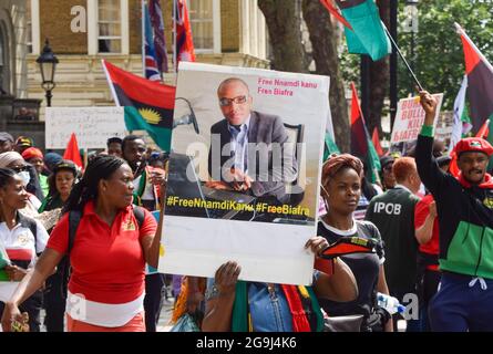 London, Großbritannien. Juli 2021. Ein Demonstrator hält ein Bild von Nnamdi Kanu vor der Downing Street während des Free Biafra Protests. Demonstranten versammelten sich in Whitehall und forderten die Freilassung von Nnamdi Kanu und Sunday Adeyemo, alias Sunday Igboho, sowie die Unterstützung der Unabhängigkeit des ehemaligen Staates Biafra, Teil von Nigeria. Kredit: SOPA Images Limited/Alamy Live Nachrichten Stockfoto