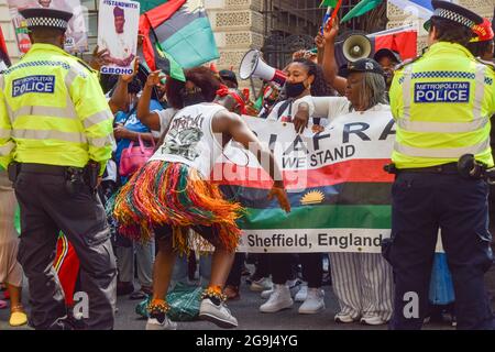 London, Großbritannien. Juli 2021. Während des Protestes der Freien Biafra tanzt ein Demonstrator vor dem Außenministerium, dem Commonwealth & Development Office. Demonstranten versammelten sich in Whitehall und forderten die Freilassung von Nnamdi Kanu und Sunday Adeyemo, alias Sunday Igboho, sowie die Unterstützung der Unabhängigkeit des ehemaligen Staates Biafra, Teil von Nigeria. (Foto: Vuk Valcic/SOPA Images/Sipa USA) Quelle: SIPA USA/Alamy Live News Stockfoto