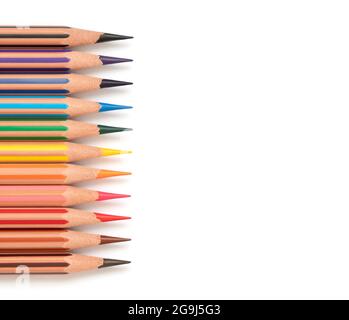 Farbstifte Rahmen isoliert auf einem weißen Hintergrund. Bunte Wachsmalstifte Rahmen. Platz zum Kopieren, Draufsicht, flach liegend. Stockfoto