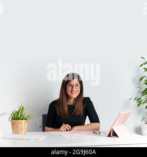 Hispanische Frau skizziert Illustrationen in ihrem Büro Stockfoto